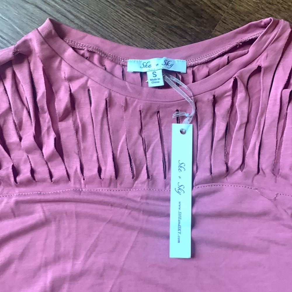NWT She + Sky mauve tshirt with slits on shoulders size small - Picture 2 of 4